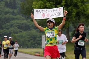 震災の応援をする女性ランナー