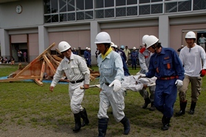 消防団と地域の方の救出訓練