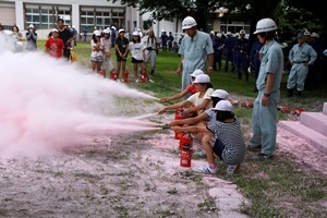 小学生の消火器訓練