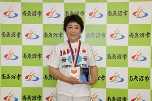 中沢久美子さん、メダルをかけた写真