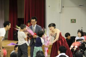 生徒から大石さん・大胡田さんへの花束贈呈
