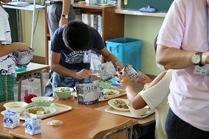 できあがった防災給食を取り分ける生徒たちの様子1