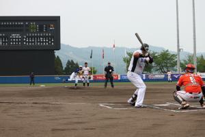 大原運動公園野球場オープン記念試合の始球式の様子です