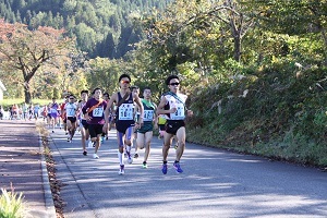 （写真）公道を走っている選手たち