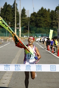 （写真）のぼりを持ってゴールする選手