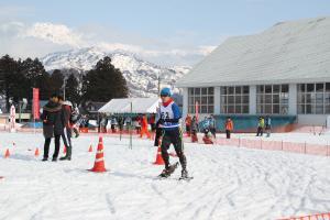 雪上コースを走るスノーシューイング選手