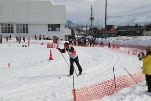 雪上コースを滑走するクロスカントリー選手