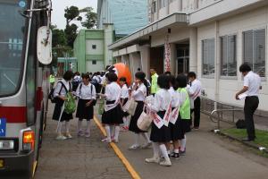 バスから降りてくる生徒に呼びかける1日人権擁護委員たち