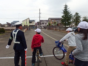 （写真）自転車講習を受ける生徒たち
