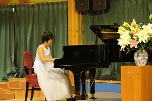 ピアノを演奏する石田さん2