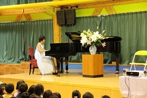ピアノを演奏する石田さん