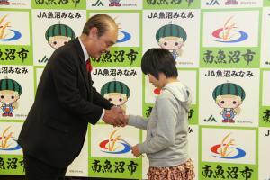 握手を交わす石田さんと井口市長
