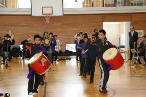 琉球太鼓を披露する嘉芸小学校の児童たち