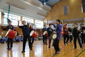 琉球太鼓を披露する嘉芸小学校の児童たち