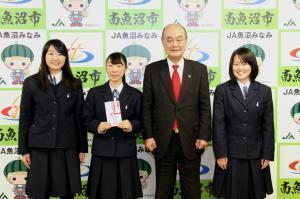 （写真）（左から）2年生駒形朱音さん、3年生青木江里奈さん、井口市長、3年生笹岡千夏さん
