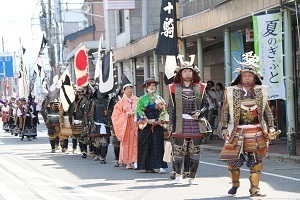 上田五十騎と米沢藩古式砲術保存会町内パレードの様子