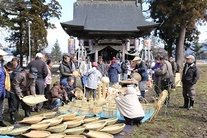 竹細工を買う人々
