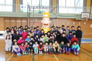 赤石小学校の児童の集合写真