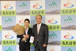 花束を持った小野塚彩那さんと市長のツーショット