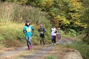 紅葉の山道を走る参加者たち