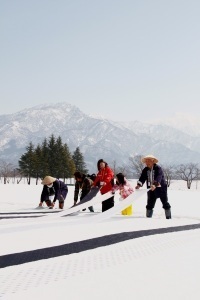 雪さらしをする参加者たち