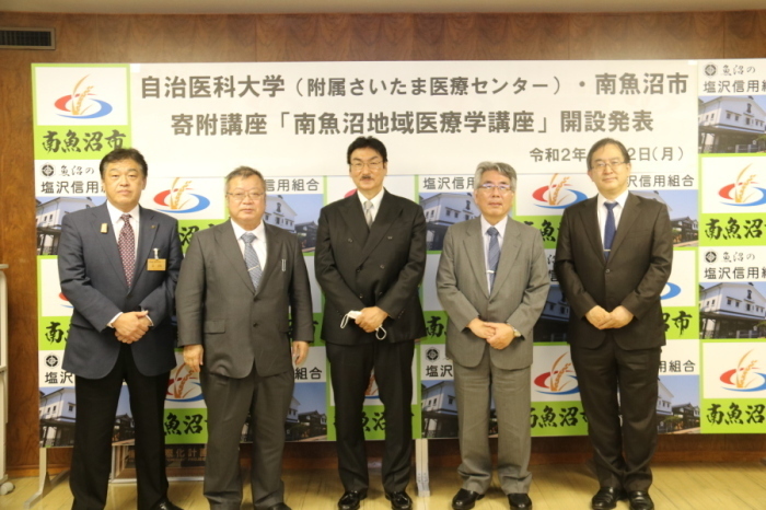 左から、林市長、外山特別顧問、岡崎先生、加計市民病院長、藤田自治医科大学主任教授