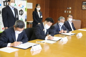 協定書に署名をする林市長、田村湯沢町長、井口代表理事組合長