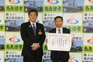 並んで写真を撮る板鼻喜久雄さんとと林市長