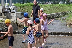 川遊びをする園児たち