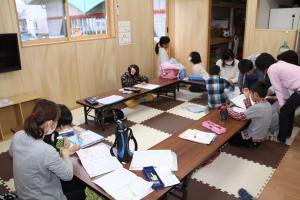 上田クラブで勉強をする児童たち