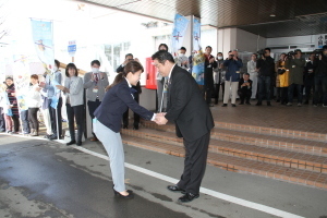 握手をする小野塚選手と林市長