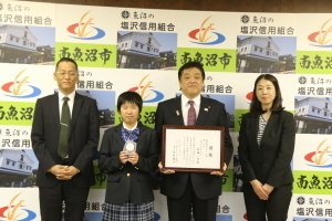 左から乃彩さんのお父さん、乃彩さん、林市長、乃彩さんのお母さん