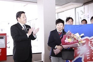 田中選手に花を贈る林市長