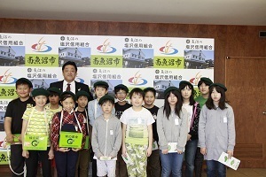 五十沢小学校緑の少年団募金活動で来庁