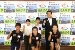 北辰・中之島小学校の児童と林市長の写真