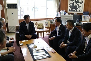 熊本県山都町長が市長を表敬訪問している様子