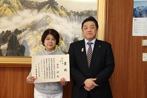 酒井織物有限会社の酒井智子さんと林市長の画像