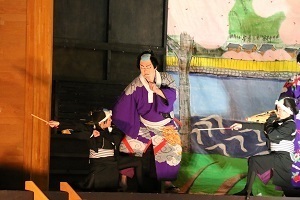 歌舞伎公演に出演する林市長