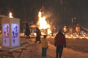 雪の中大きな炎で上がっている百八灯大護摩