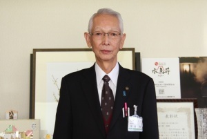 岡村副市長の正面写真