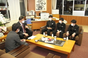 市長と武川代表とクラブ所属選手の集合写真