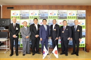 韓国総領事、林市長、副市長などの集合写真