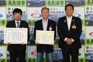 表彰されたおおまき小学校の古田島校長と岡村さんと林市長