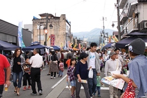 大勢のお客さまでにぎわった軽トラ市