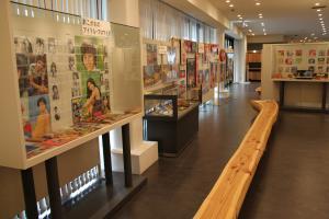 南魚沼市図書館の六日町昭和レトロ商店街展示(入口側)
