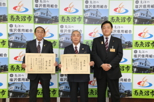 県知事表彰の被表彰者と市長の集合写真