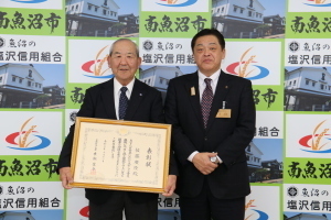 佐藤さんと林市長の集合写真