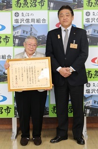 賞状を持ち、市長と写真を撮る横山さん