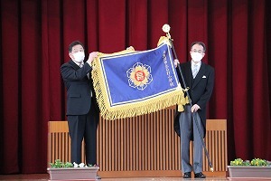 校旗の贈呈式
