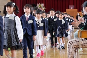 退場する新入生
